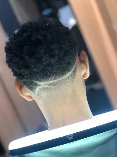 Desenho na nuca em cabelo crespo