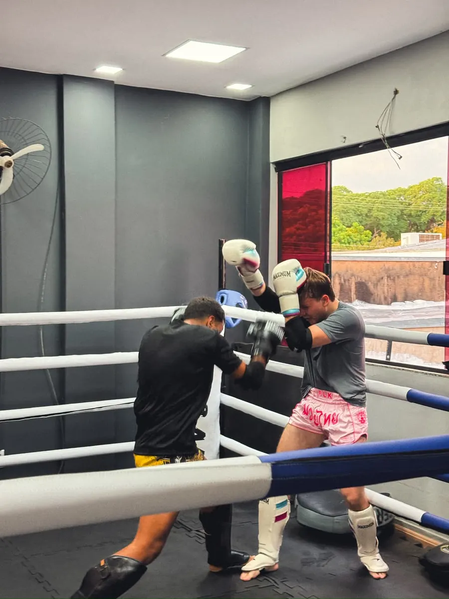 Dois alunos treinando no ringue