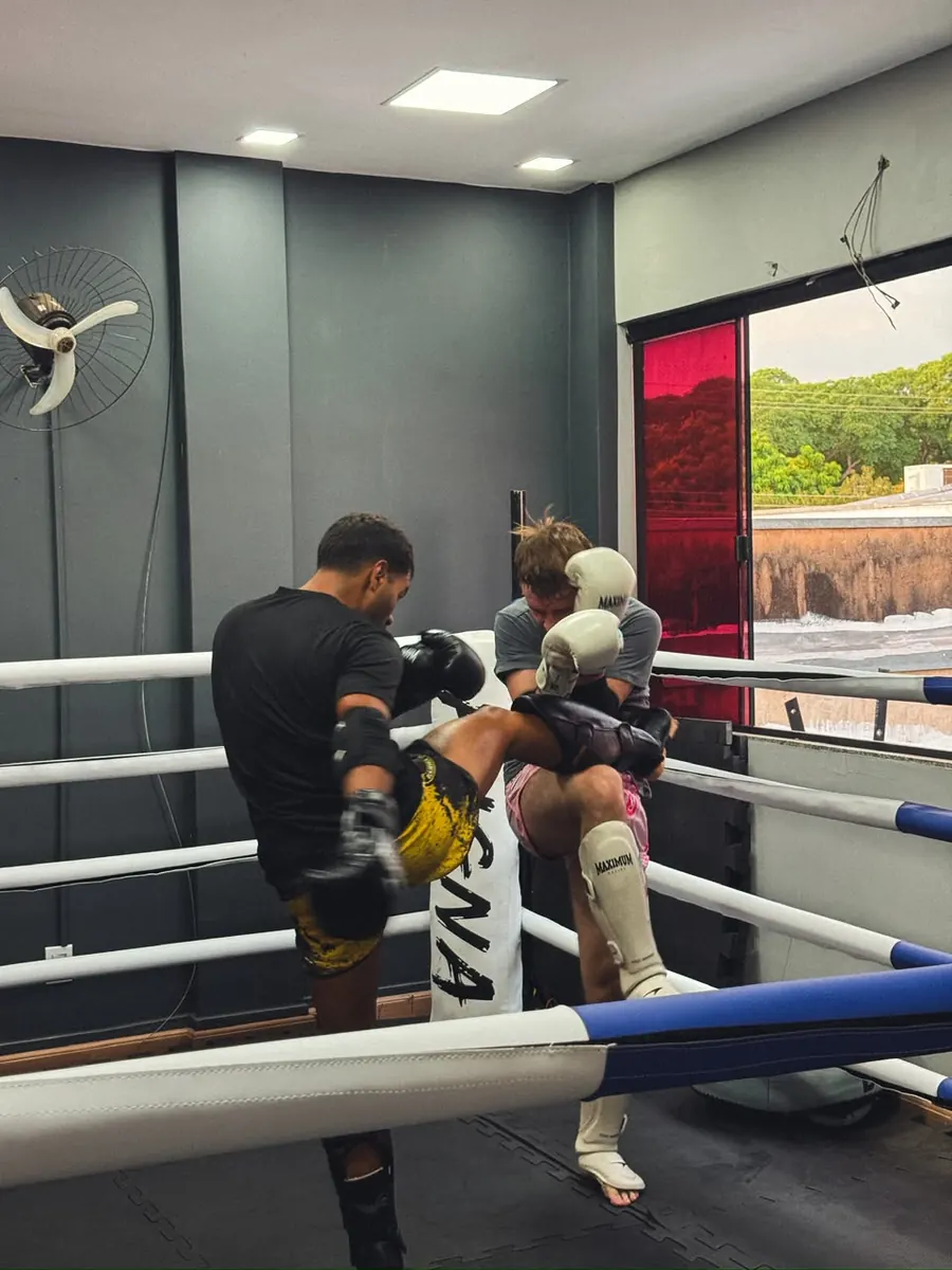 Treino de joelhada no ringue