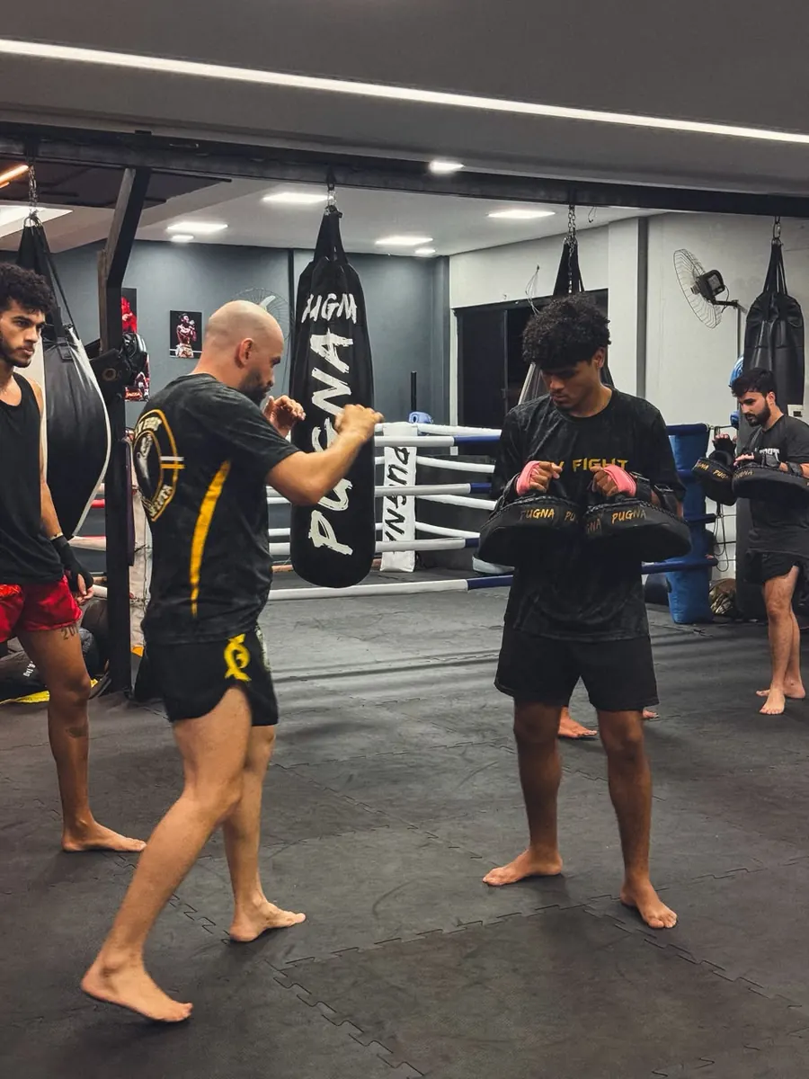 Professor orientando aluno com aparadores