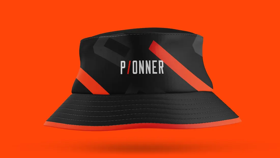 Bucket hat preto com faixa laranja diagonal e logotipo