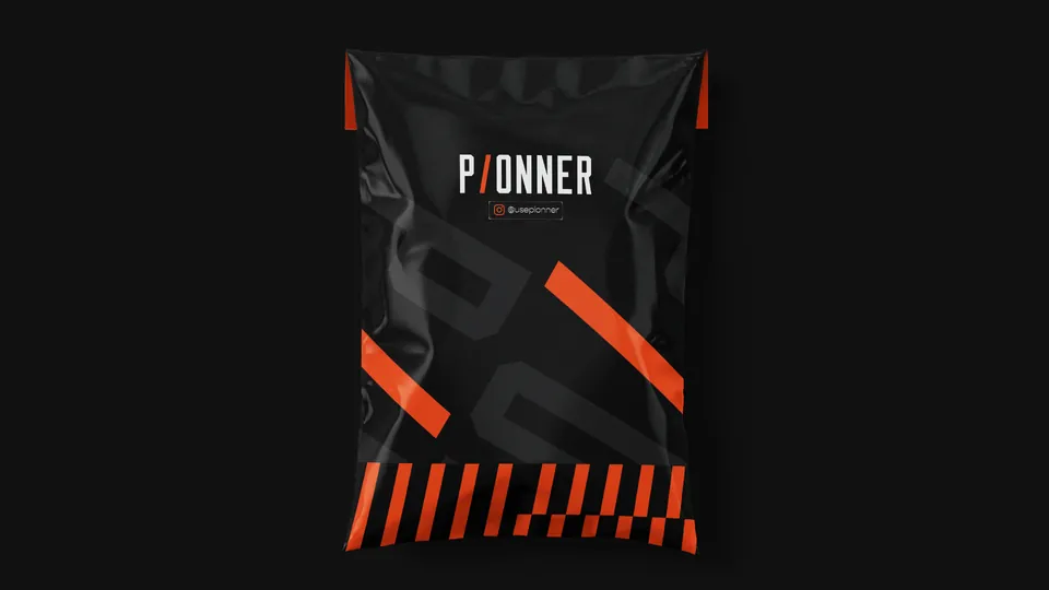 Envelope plástico de envio preto com logotipo e faixas laranja