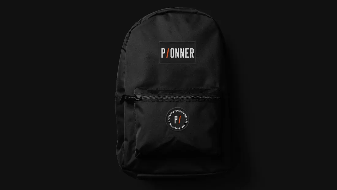 Mochila preta com etiqueta do logotipo e selo circular